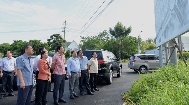 ĐOÀN ĐBQH TỈNH ĐỒNG THÁP GIÁM SÁT DỰ ÁN CHẬM ĐƯA ĐẤT VÀO SỬ DỤNG TẠI HUYỆN LẤP VÒ